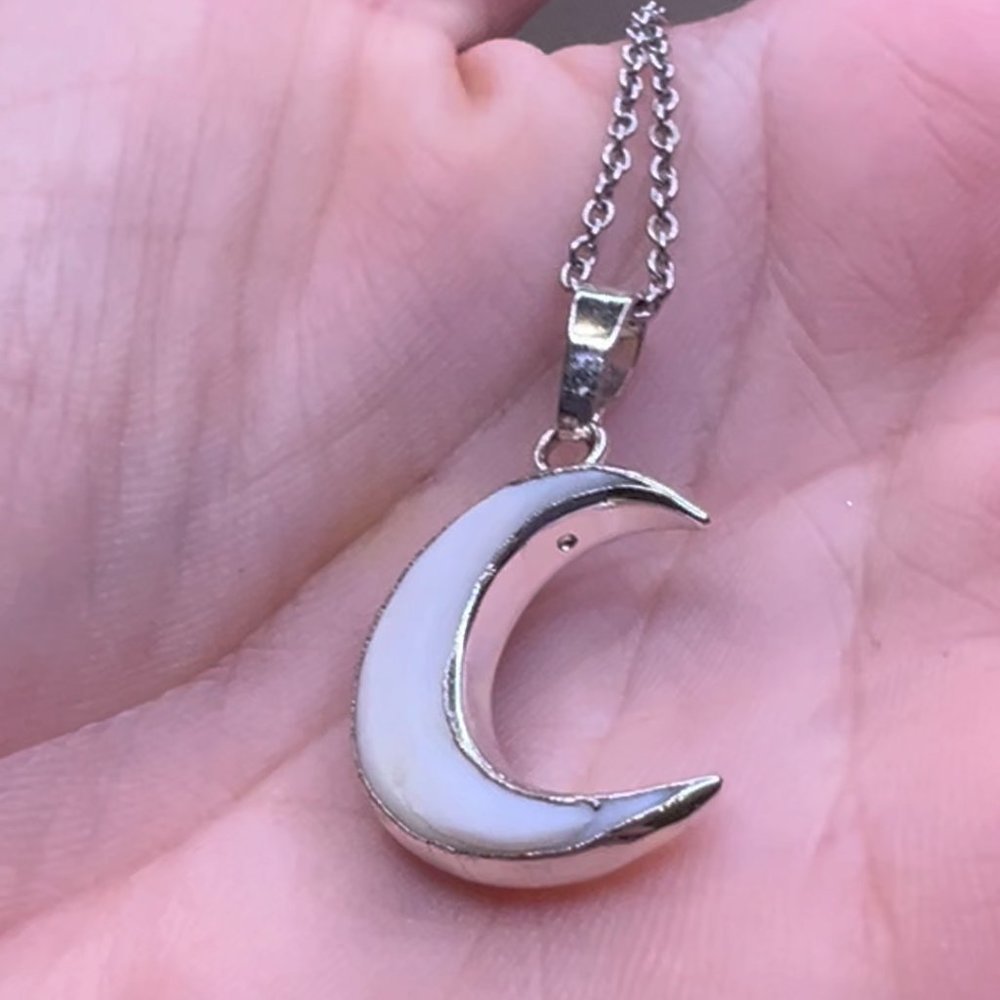 *NWT* Estrella & Luna - Silver Carved Shell Boho Moon Necklace